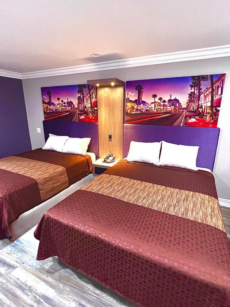 Deluxe Queen Room with Two Queen Beds interior