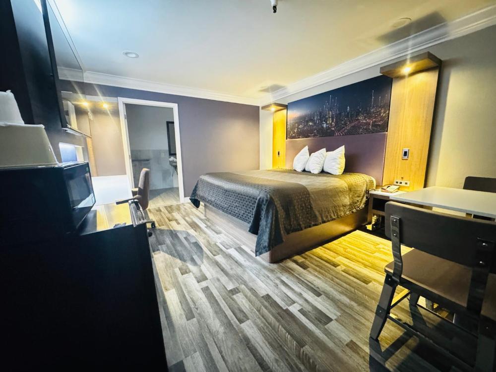 Deluxe King Room interior